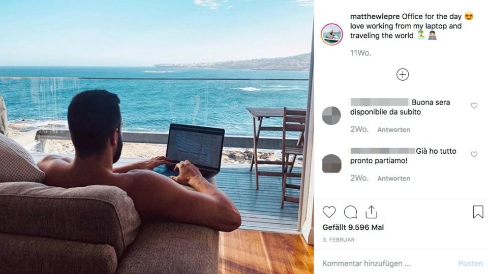 Der Millionär von hinten an seinem Laptop am Strand