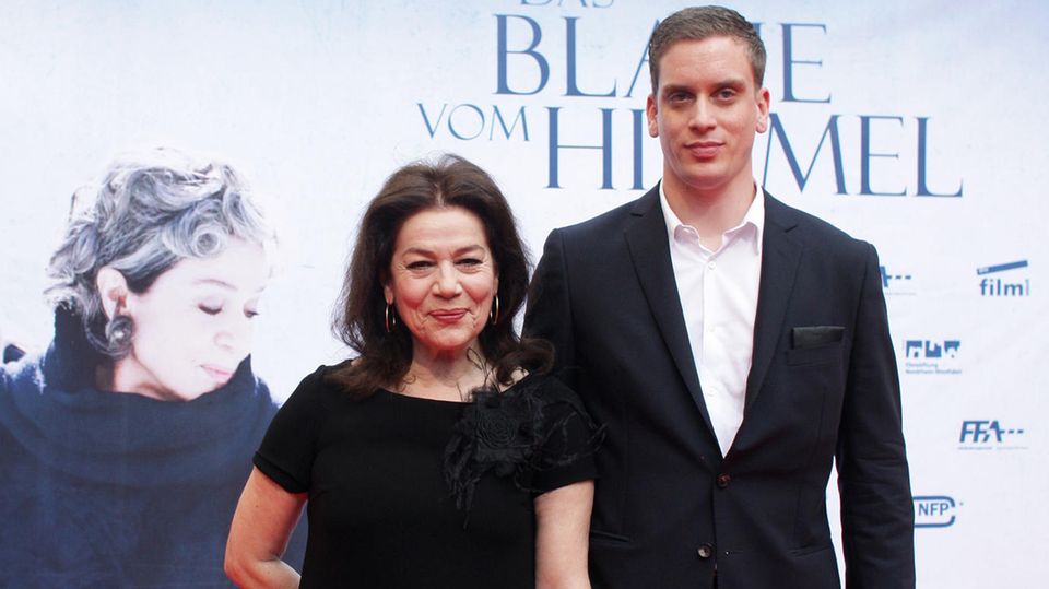 Hannelore Elsner und ihr Sohn Dominik kommen 2011 zur Premiere des Films "Das Blaue vom Himmel" in Essen.