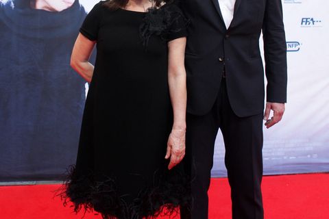 Hannelore Elsner und ihr Sohn Dominik kommen 2011 zur Premiere des Films "Das Blaue vom Himmel" in Essen.
