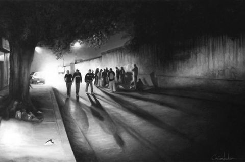 Menschen irren auf der Suche nach dem Zug nach Norden durch die Nacht