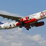 Mit dem Schriftzug "Now everyone can fly to Malaysia"  quer über den ganzen Rumpf und den Petronas Towers, dem Wahrzeichen von Kuala Lumpur,  am Leitwerk, wirbt dieser Airbus A330-300 von Air Asia für einen Besuch Malaysias.