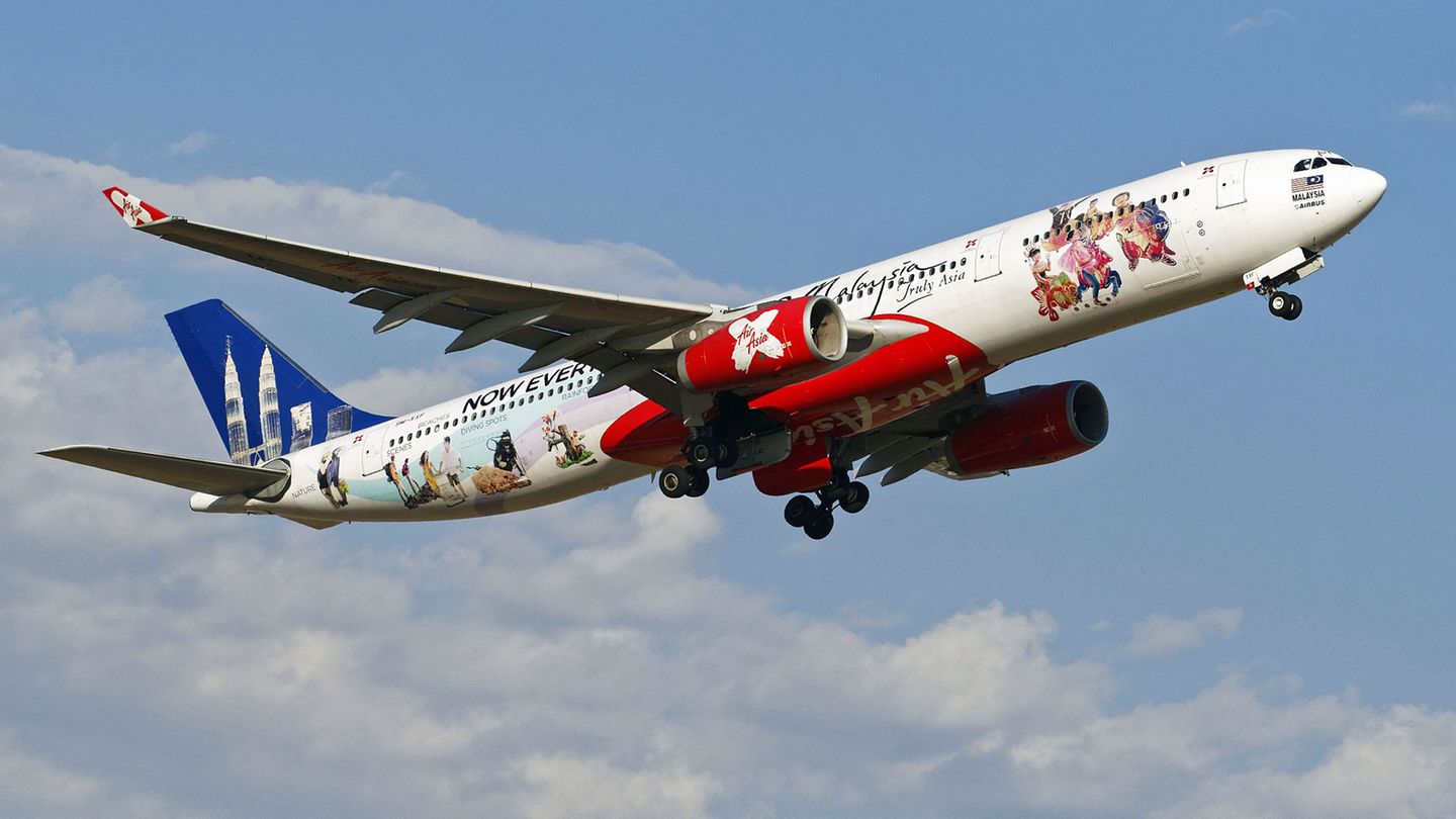 Mit dem Schriftzug "Now everyone can fly to Malaysia"  quer über den ganzen Rumpf und den Petronas Towers, dem Wahrzeichen von Kuala Lumpur,  am Leitwerk, wirbt dieser Airbus A330-300 von Air Asia für einen Besuch Malaysias.