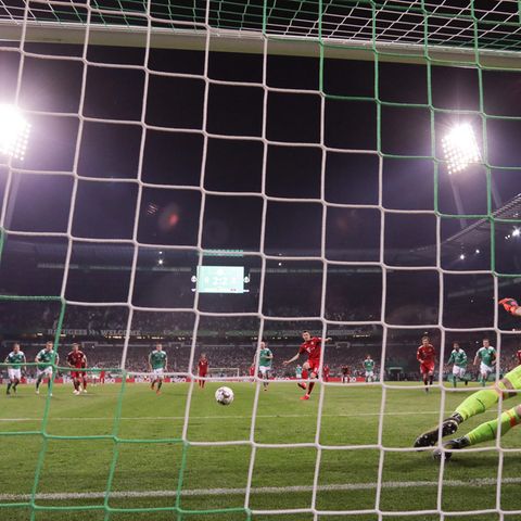 Robert Lewandowski verwandelt Strafstoß gegen Bremen