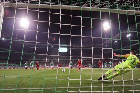 Robert Lewandowski verwandelt Strafstoß gegen Bremen