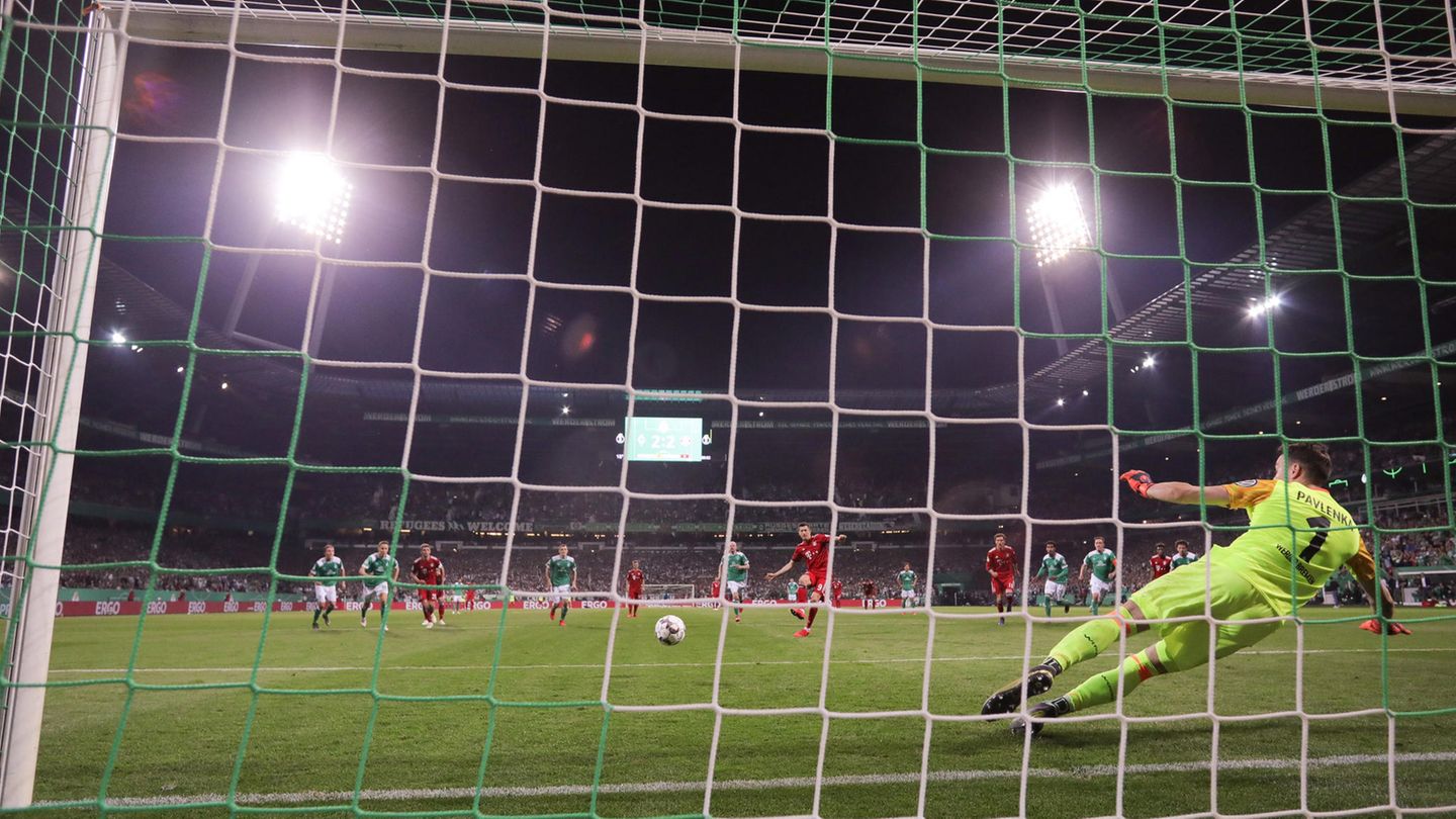 Robert Lewandowski verwandelt Strafstoß gegen Bremen