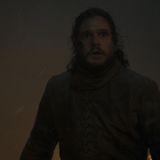 Jon Schnee sieht in diesem Bild schon reichlich abgekämpft aus. Um ihn herum lodert das Feuer. Vermutlich handelt es sich um eine Aufnahme aus der Endphase des Kampfes - steht er hier womöglich dem Nachtkönig gegenüber?