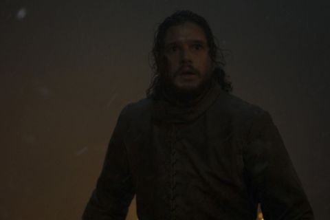 Jon Schnee sieht in diesem Bild schon reichlich abgekämpft aus. Um ihn herum lodert das Feuer. Vermutlich handelt es sich um eine Aufnahme aus der Endphase des Kampfes - steht er hier womöglich dem Nachtkönig gegenüber?