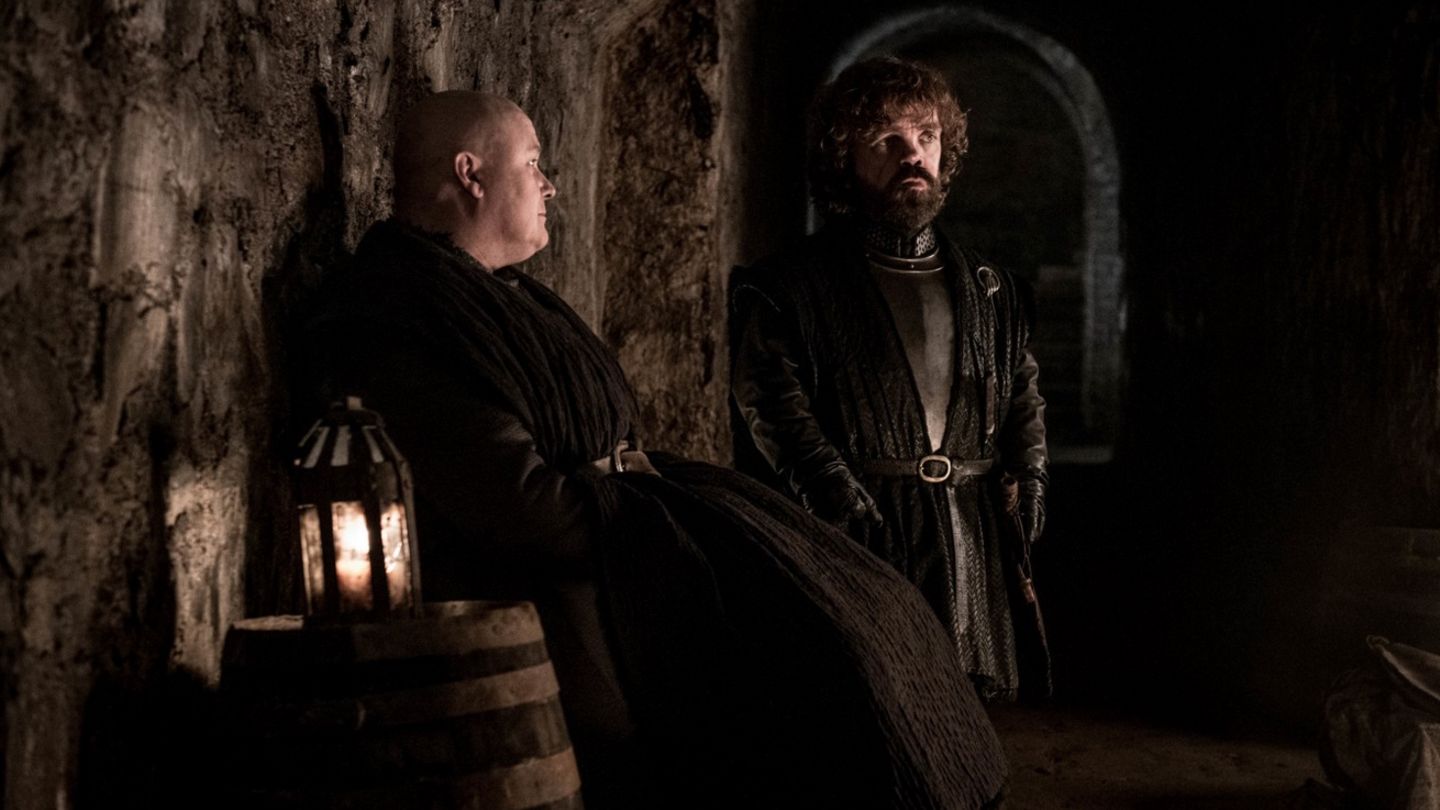 Serien-Hit: Neben den Frauen und Kindern von Winterfell harren auch Tyrion und Varys in der Krypta der Starks aus. Hier sind sie besonders sicher, denken alle. Doch das könnte sich als Falle herausstellen. Warum, können Sie hier nachlesen. Neben den Frauen und Kindern von Winterfell harren auch Tyrion und Varys in der Krypta der Starks aus. Hier sind sie besonders sicher, denken alle. Doch das könnte sich als Falle herausstellen. Warum, können Sie hier nachlesen.