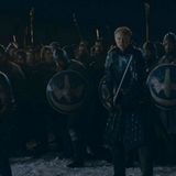 Eben noch schlug Jaime Lennister die kampferprobte Brienne von Tarth zur ersten Ritterin der sieben Königreiche, nun kämpfen sie Seite an Seite gegen die Untoten. Und Jaimes Gesichtsausdruck lässt vermuten, dass die Zuschauer in dem Kampf noch eine Überraschung erwartet.