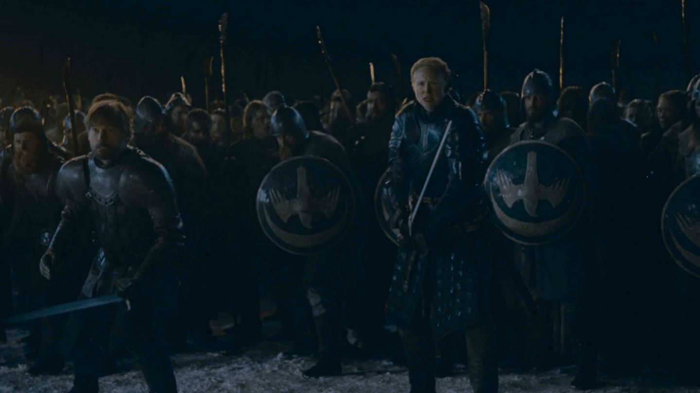 Eben noch schlug Jaime Lennister die kampferprobte Brienne von Tarth zur ersten Ritterin der sieben Königreiche, nun kämpfen sie Seite an Seite gegen die Untoten. Und Jaimes Gesichtsausdruck lässt vermuten, dass die Zuschauer in dem Kampf noch eine Überraschung erwartet.