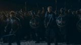 Eben noch schlug Jaime Lennister die kampferprobte Brienne von Tarth zur ersten Ritterin der sieben Königreiche, nun kämpfen sie Seite an Seite gegen die Untoten. Und Jaimes Gesichtsausdruck lässt vermuten, dass die Zuschauer in dem Kampf noch eine Überraschung erwartet.