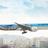 Regelmäßig verziert Korean Air eines ihrer Flugzeuge mit Kinderzeichnungen, die aus einem Malwettbewerb hervorgegangen sind. Im Bild eine Boeing 777-300ER mit der Sonderlackierung "Childres's drawing 2018".