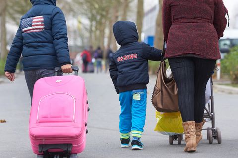 Eine asylsuchende Flüchtlingsfamilie kommt in einer Erstaufnahmeeinrichtung in Nordrhein-Westfalen an.