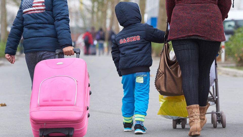 Eine asylsuchende Flüchtlingsfamilie kommt in einer Erstaufnahmeeinrichtung in Nordrhein-Westfalen an.