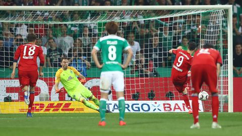 Robert Lewandowski verwandelt den Straßstoß gegen Werder zum 3:2-Sieg und schießt den FC Bayern ins Pokal-Finale