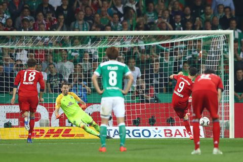 Robert Lewandowski verwandelt den Straßstoß gegen Werder zum 3:2-Sieg und schießt den FC Bayern ins Pokal-Finale