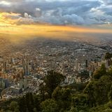 Bogota, die Hauptstadt Kolumbiens, ist eine der Regionen in Südamerika, die am schnellsten wachsen. 2013 zählte die Stadt eine Einwohnerzahl von knapp acht Millionen Bewohnern.