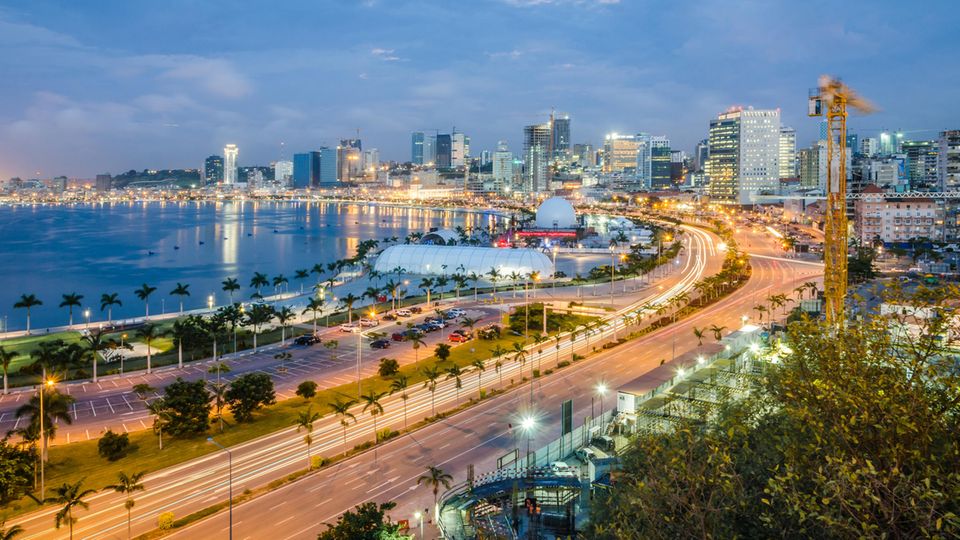 Die Einwohnerzahl von Luanda, der Hauptstadt Angolas, wird bis 2030 um 60 Prozent zunehmen. Die Herausforderung wird sein, ausreichend Wohnraum zu schaffen - vor allem der Zugang zu sanitären Anlagen wird zum Problem, da die Stadt aus allen Nähten quillt.