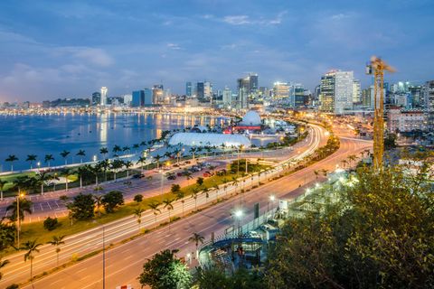 Die Einwohnerzahl von Luanda, der Hauptstadt Angolas, wird bis 2030 um 60 Prozent zunehmen. Die Herausforderung wird sein, ausreichend Wohnraum zu schaffen - vor allem der Zugang zu sanitären Anlagen wird zum Problem, da die Stadt aus allen Nähten quillt.