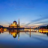 Iraks Hauptstadt Bagdad ist eine der größten Städte im Nahen Osten. Zählt man die Bewohner der gesamten Metropolregion zusammen, lebten dort schon 2011 knapp 12 Millionen Menschen. In der Stadt (ohne das Umland) waren es rund 5,5 Millionen Bewohner. Die hohe Gebrutenrate und die Landflucht lassen die Stadt stark wachsen.