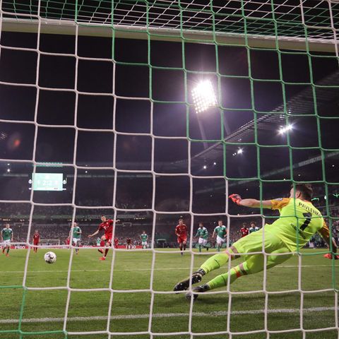 Bremens Torwart Jiri Pavlenka kann den Elfmeter von Münchens Robert Lewandowski zum 3:2-Siegtor nicht parieren