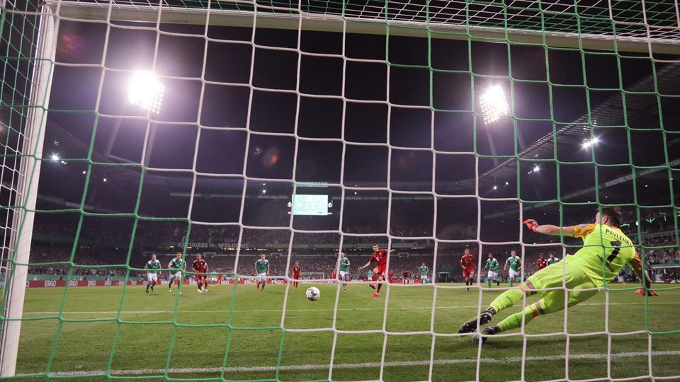 Bremens Torwart Jiri Pavlenka kann den Elfmeter von Münchens Robert Lewandowski zum 3:2-Siegtor nicht parieren