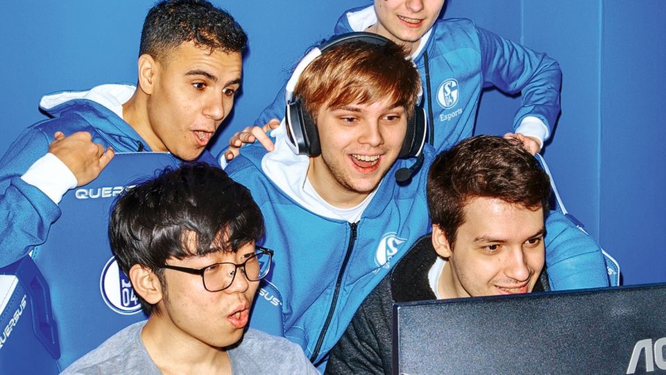 Schalke 04-E-Sports: Schalke 4.0: die Spieler Jonas "Memento" Elmarghichi, Dong-Geun "IgNar" Lee, Felix "Abbedagge" Braun, Elias "Upset" Lipp und Andrei "Odoamne" Pascu (v. l.) beim Training Schalke 4.0: die Spieler Jonas "Memento" Elmarghichi, Dong-Geun "IgNar" Lee, Felix "Abbedagge" Braun, Elias "Upset" Lipp und Andrei "Odoamne" Pascu (v. l.) beim Training
