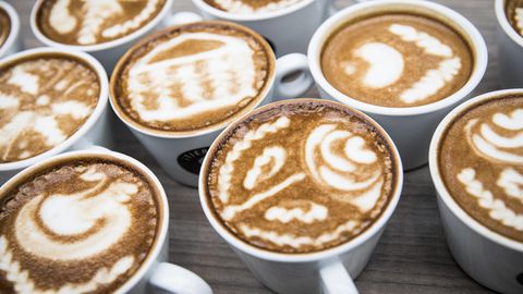 Mehrere Tassen Cappuccino mit Verzierung