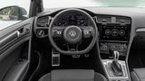 Das Cockpit des Golf 8 wird sich deutlich von dem des Vorgängers unterscheiden (Bild: Volkswagen 7 Golf R)