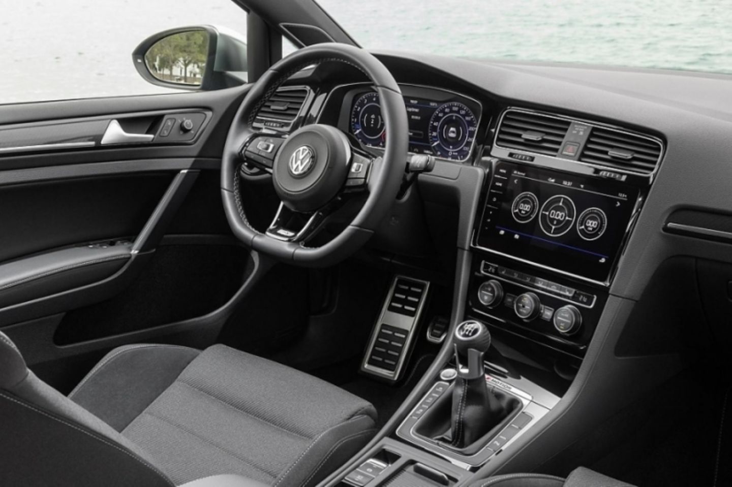 Der größte Infotainmentbildschirm wird zehn Zoll groß sein (Bild: Volkswagen Golf R)