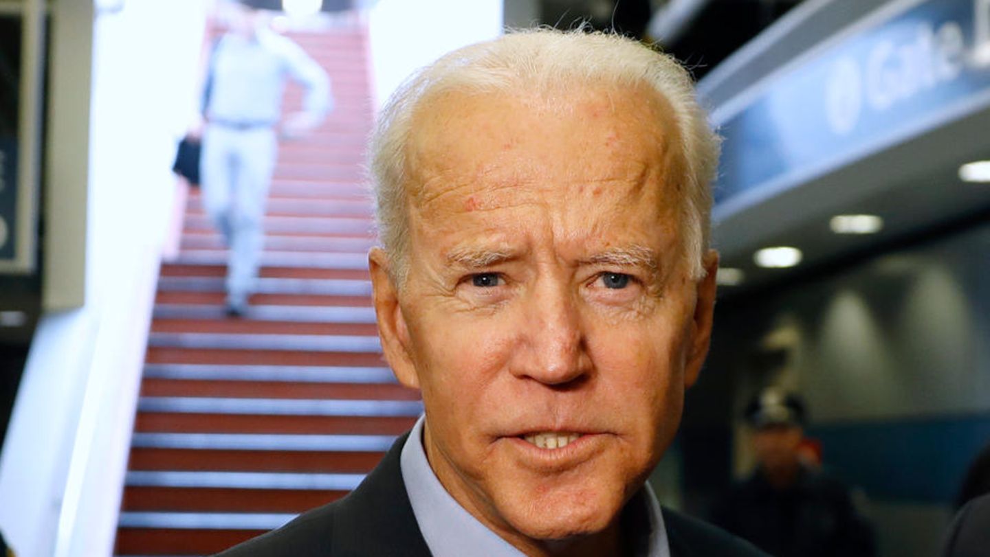 Joe Biden, ehemaliger Vizepräsident der USA, spricht am Bahnhof mit Journalisten.