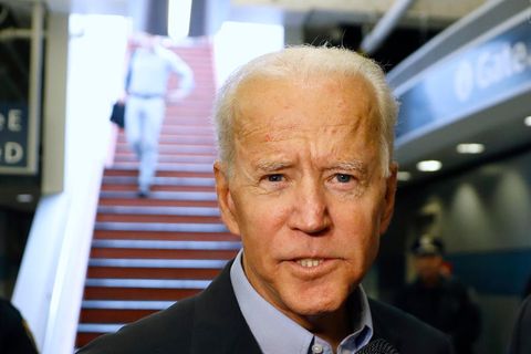 Joe Biden, ehemaliger Vizepräsident der USA, spricht am Bahnhof mit Journalisten.