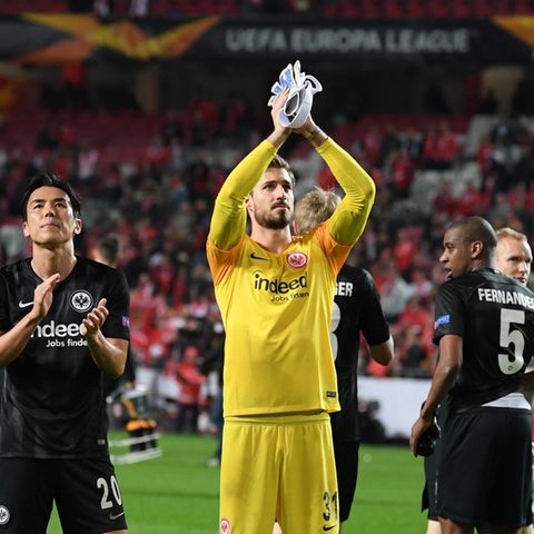  Makoto Hasebe (l), Torwart Kevin Trapp (M) und Gelson Fernandes (r) von Eintracht Frankfurt