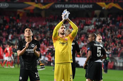  Makoto Hasebe (l), Torwart Kevin Trapp (M) und Gelson Fernandes (r) von Eintracht Frankfurt
