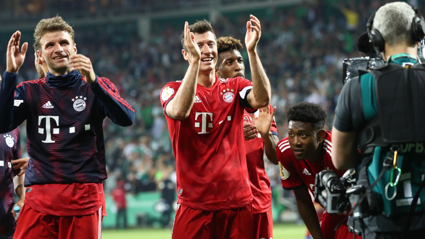Münchens Thomas Müller (l) und Robert Lewandowski jubeln nach dem Spiel über den Sieg