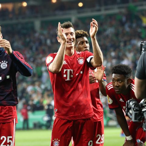 Münchens Thomas Müller (l) und Robert Lewandowski jubeln nach dem Spiel über den Sieg