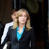 Felicty Huffman verlässt das Gerichtsgebäude in Boston