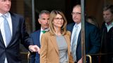 Lori Loughlin verlässt das Gerichtsgebäude in Boston