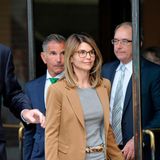 Lori Loughlin verlässt das Gerichtsgebäude in Boston