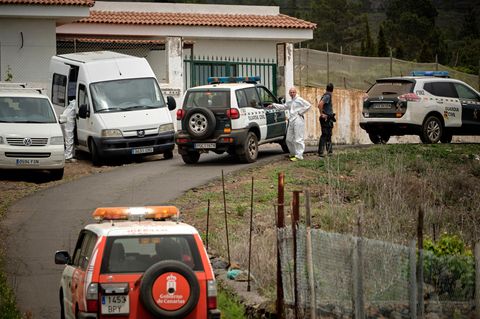Polizisten auf Teneriffa stehen bei einer Suchaktion in einer Straße, die zu einer Höhle führt