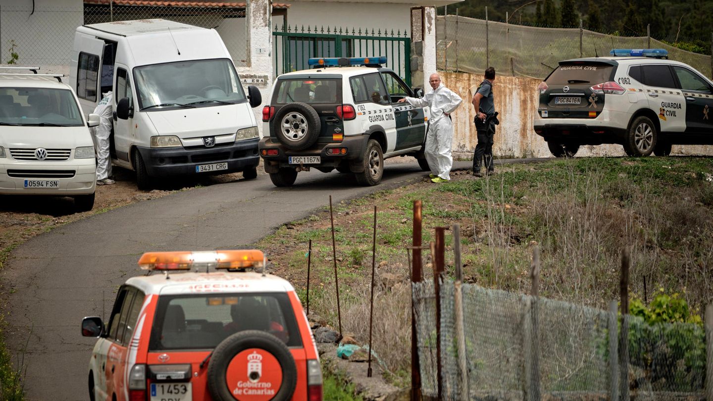 Polizisten auf Teneriffa stehen bei einer Suchaktion in einer Straße, die zu einer Höhle führt