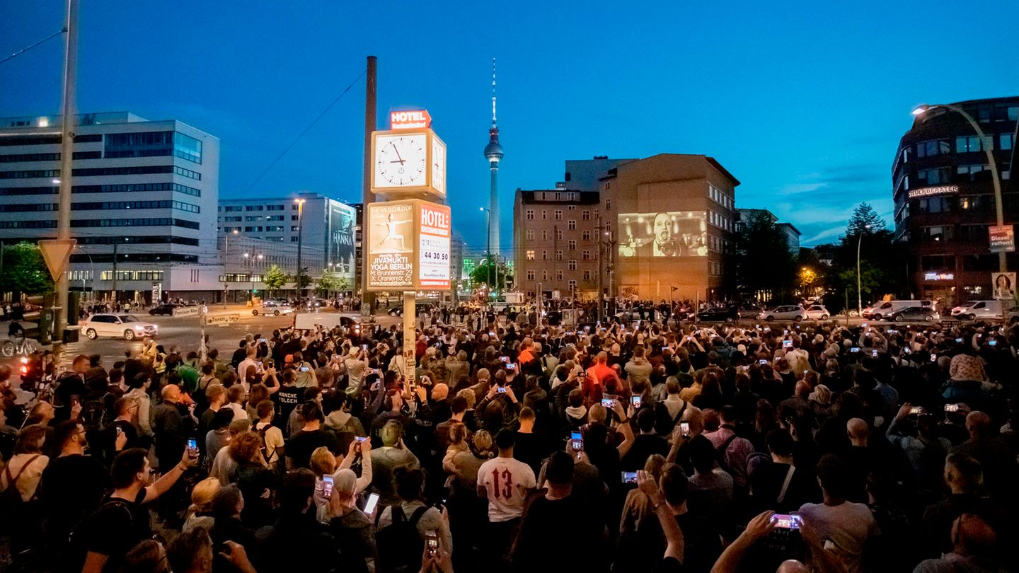 Rammstein-Fans blockieren in Berlin die Kreuzung an der Ecke Torstraße/Prenzlauer Allee, um das neue Video an einer Hauswand zu sehen.