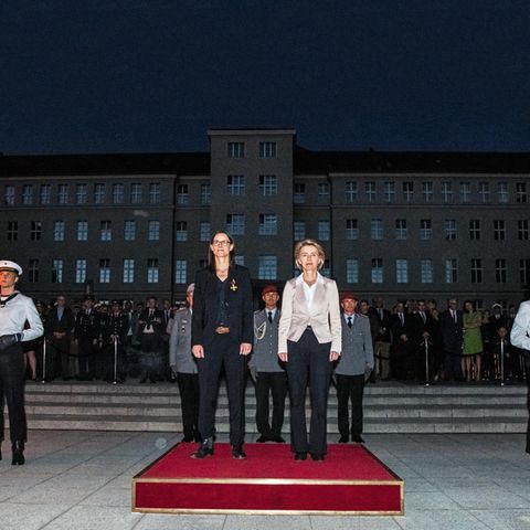 Ex-Staatssekretärin Katrin Suder – hier bei ihrer Verabschiedung im vergangenen Mai neben Ursula von der Leyen – steht im Zentrum der Affäre