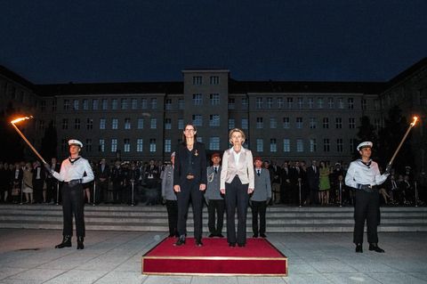 Ex-Staatssekretärin Katrin Suder – hier bei ihrer Verabschiedung im vergangenen Mai neben Ursula von der Leyen – steht im Zentrum der Affäre