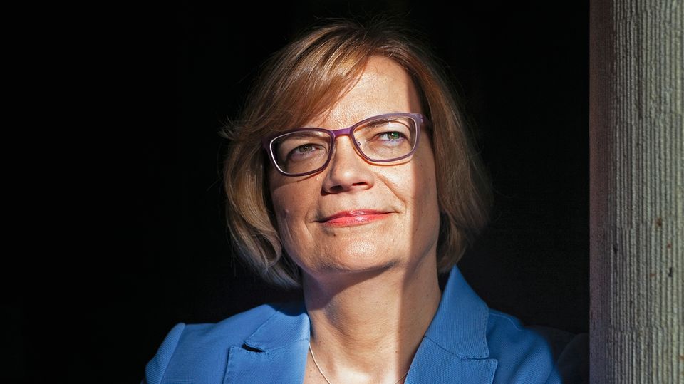 Daniela Engelhard ist die erste Frau, die Abteilungsleiterin in einem deutschen Bistum wurde. Zu ihren Aufgaben gehört es auch, Mitarbeitergespräche mit Priestern zu führen.