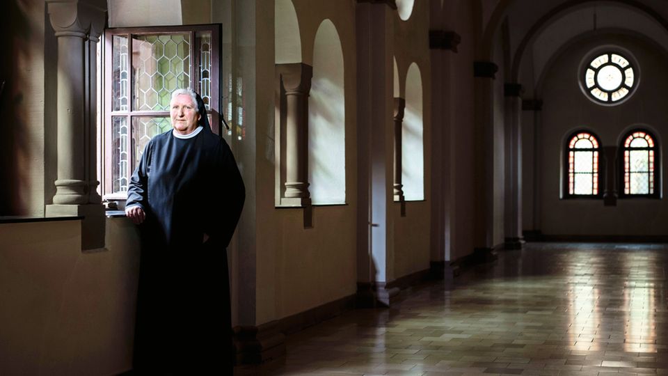 Schwester Philippa ist eine unerschrockene Frauenrechtlerin. Sie sieht sich in der Tradition der heiligen Hildegard von Bingen, der Gründerin ihrer Abtei. Die hat sich schon vor 900 Jahren mit Bischöfen angelegt und mit dem Papst gestritten.