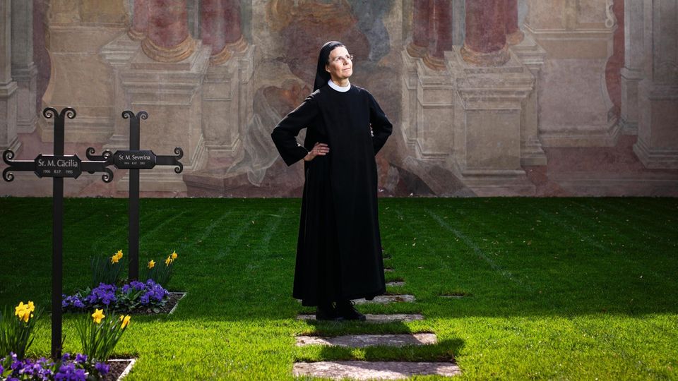 Priorin Irene leitet das Frauenkloster Fahr bei Zürich. Um für Gleichberechtigung in der katholischen Kirche zu demonstrieren, ist sie gemeinsam mit 400 Frauen 1200 Kilometer zu Fuß nach Rom gepilgert. Aber der Papst hat sie nicht empfangen.