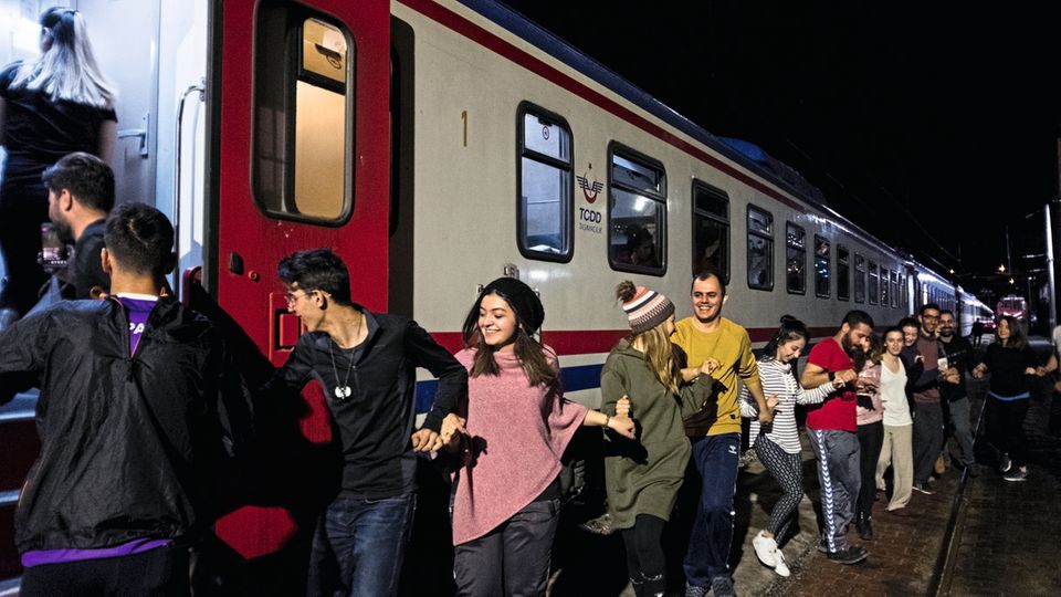 Ein Land, zwei Welten: Eine Polonaise an den Liegewagen. Studenten aus der Stadt Kayseri nutzen einen kurzen Halt zum Tänzchen. Eine Polonaise an den Liegewagen. Studenten aus der Stadt Kayseri nutzen einen kurzen Halt zum Tänzchen.