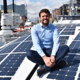 Ein erfahrener Hochseesegler und nautischer Offizier der Handelsmarine: Victorien Erussard ist Gründer und Kapitän der "Energy Observer". Er hat die Weltreise seines Schiffes und die Werbetour für die neue Technologie mit Anläufen von 50 Ländern geplant.