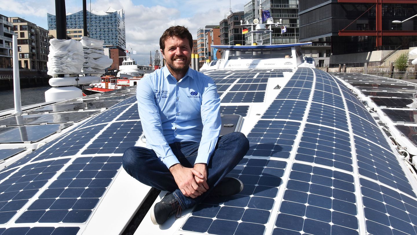 Ein erfahrener Hochseesegler und nautischer Offizier der Handelsmarine: Victorien Erussard ist Gründer und Kapitän der "Energy Observer". Er hat die Weltreise seines Schiffes und die Werbetour für die neue Technologie mit Anläufen von 50 Ländern geplant.